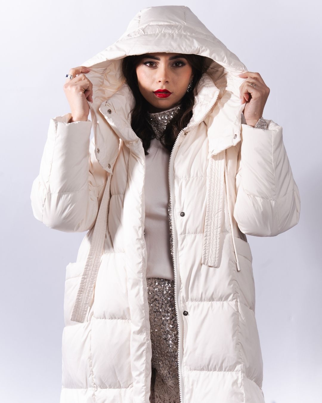 Giacca imbottita lunga con cappuccio ampio